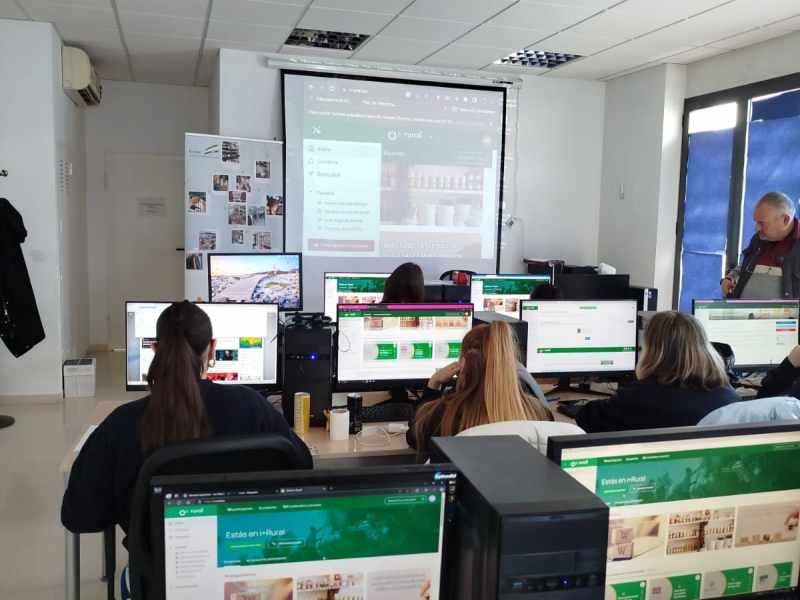 En la mañana del día 23 de Abril, en el Centro de Formación de El Cuervo de Sevilla, ADELQUIVIR realizó una nueva presentación con sesión informativa y registro en la aplicación i+Rural para un grupo de personas, en formación, interesadas en este Proyecto de Cooperación