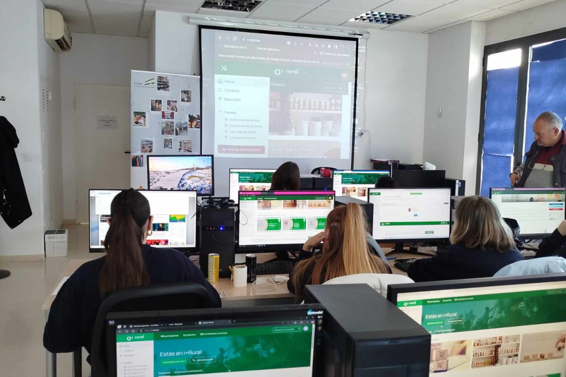 ADELQUIVIR trabaja en la elaboración de su estrategia de Desarrollo Local para la gestión de nuevos fondos europeos LEADER 2023-2027 con la organización de la II Mesa Temática sobre Economía y Mercado de Trabajo. Demografía, Población y Aspectos Sociales en Las Cabezas de San Juan 15 WhatsApp Image 2025 04 04 at 09.47.19 3 1f28a14e adelquivir