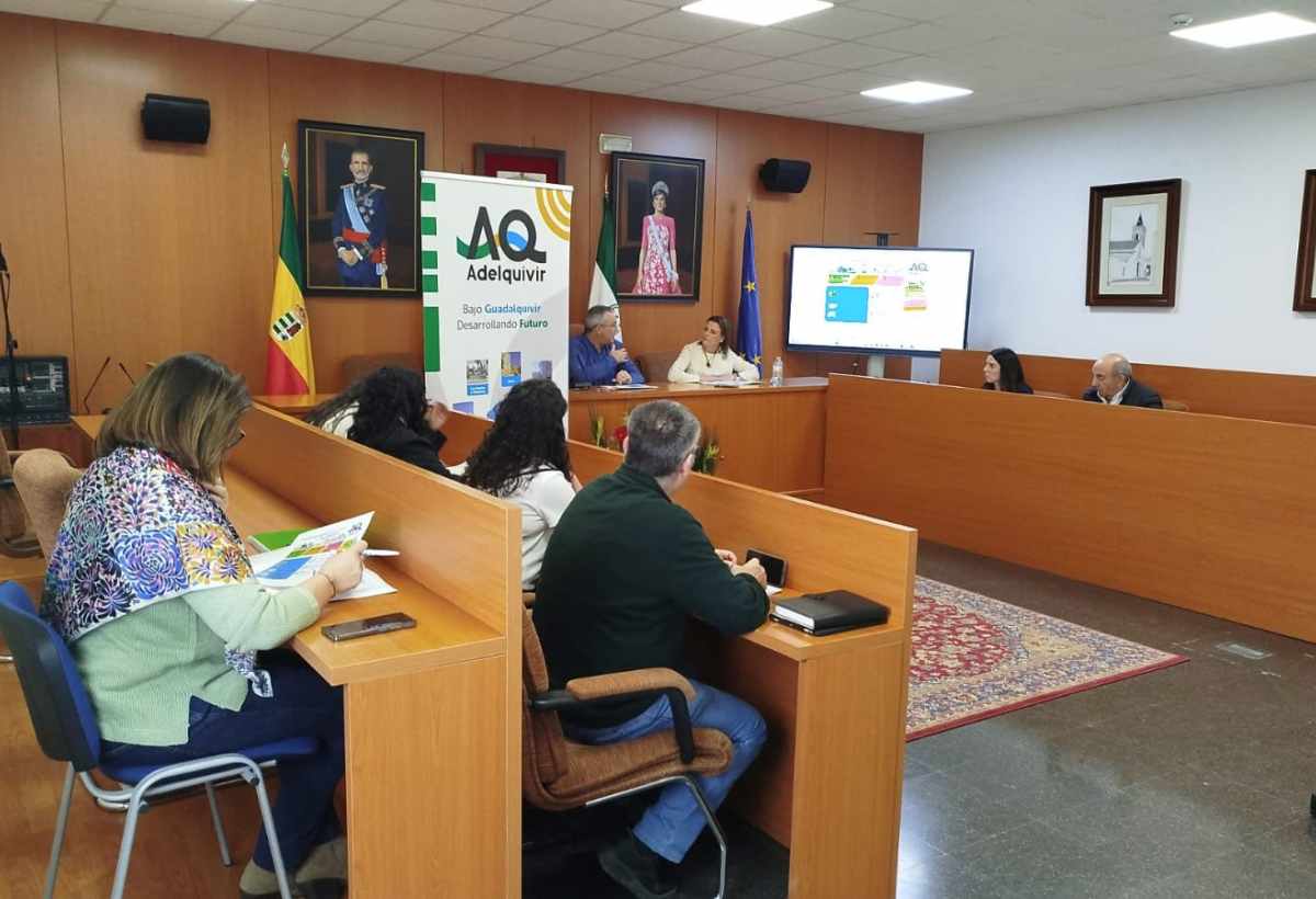 ADELQUIVIR presenta en Los Molares las nuevas bases reguladoras de ayudas LEADER ante empresarios y emprendedores del municipio