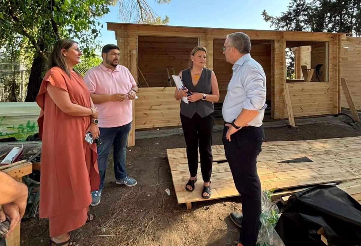 ADELQUIVIR y el Ayuntamiento de Los Palacios visitan las obras de montaje de 4 bungalows de madera en el Parque de Maribáñez