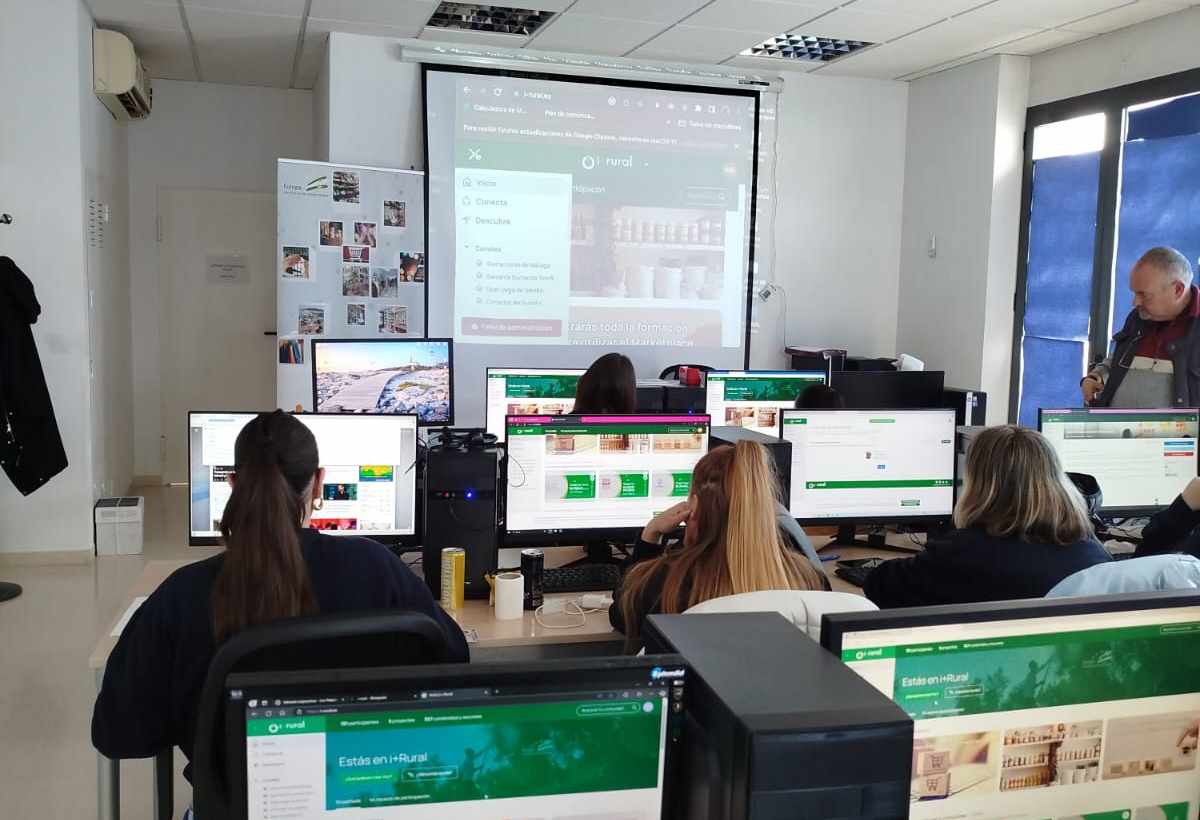 En la mañana del día 23 de Abril, en el Centro de Formación de El Cuervo de Sevilla, ADELQUIVIR realizó una nueva presentación con sesión informativa y registro en la aplicación i+Rural para un grupo de personas, en formación, interesadas en este Proyecto de Cooperación 1 En la mañana del día 23 de Abril, en el Centro de Formación de El Cuervo de Sevilla, ADELQUIVIR realizó una nueva presentación con sesión informativa y registro en la aplicación i+Rural para un grupo de personas, en formación, interesadas en este Proyecto de Cooperación