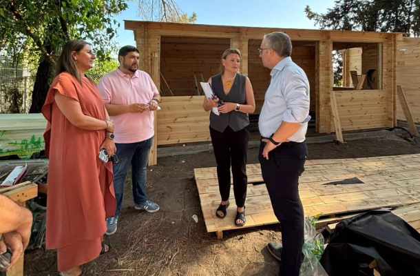 ADELQUIVIR y el Ayuntamiento de Los Palacios visitan las obras de montaje de 4 bungalows de madera en el Parque de Maribáñez