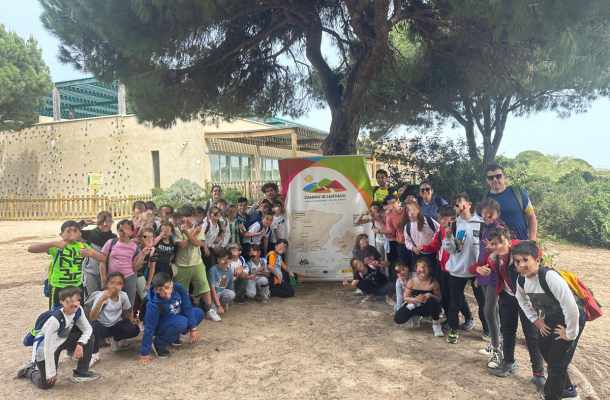 El pasado jueves día 10 de abril alumnos de 4º curso de primaria de Las Cabezas de San Juan, participantes en las actividades del proyecto SEMTAYR, realizaron una ruta para conocer un nuevo tramo de Vía Augusta en la provincia de Cádiz, el tramo elegido pertenece a la etapa 3, entre Puerto Real y El Puerto de Santa María, la ruta discurre en un agradable recorrido en el parque periurbano de Los Toruños