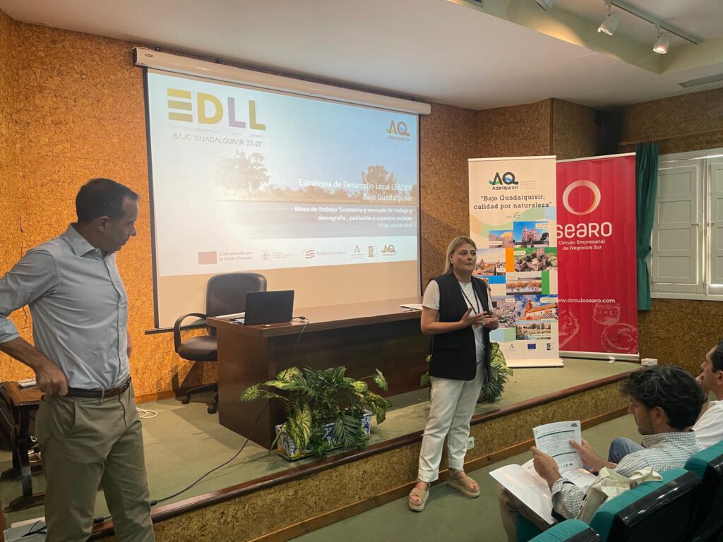 ADELQUIVIR trabaja en la elaboración de su estrategia de Desarrollo Local para la gestión de nuevos fondos europeos LEADER 2023-2027 con la organización de la II Mesa Temática sobre Economía y Mercado de Trabajo. Demografía, Población y Aspectos Sociales en Las Cabezas de San Juan 2 IMG 20240618 WA0013 1 1024x768 1 adelquivir