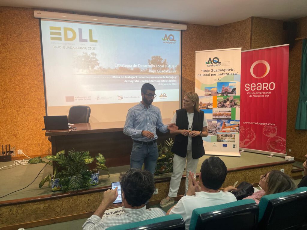 ADELQUIVIR trabaja en la elaboración de su estrategia de Desarrollo Local para la gestión de nuevos fondos europeos LEADER 2023-2027 con la organización de la II Mesa Temática sobre Economía y Mercado de Trabajo. Demografía, Población y Aspectos Sociales en Las Cabezas de San Juan 3 IMG 20240618 WA0025 1024x768 1 adelquivir