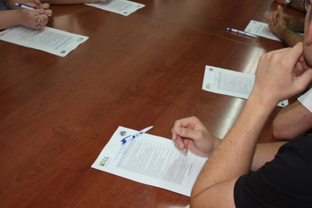 ADELQUIVIR inicia la elaboración de su Estrategia de Desarrollo Local para la Gestión de Nuevos Fondos Europeos LEADER 2023-2027 con la organización de la I Mesa Temática de Género y Juventud en El Coronil 2 mesa adelquivir el coronil 2024 002 1024x683 1 adelquivir