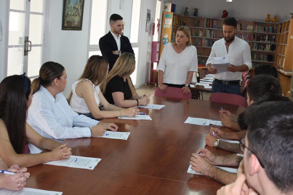 ADELQUIVIR inicia la elaboración de su Estrategia de Desarrollo Local para la Gestión de Nuevos Fondos Europeos LEADER 2023-2027 con la organización de la I Mesa Temática de Género y Juventud en El Coronil 3 mesa adelquivir el coronil 2024 003 1024x683 1 adelquivir