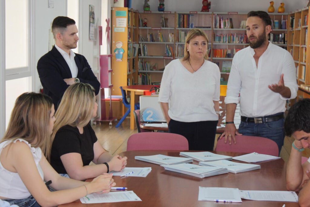 ADELQUIVIR inicia la elaboración de su Estrategia de Desarrollo Local para la Gestión de Nuevos Fondos Europeos LEADER 2023-2027 con la organización de la I Mesa Temática de Género y Juventud en El Coronil 4 mesa adelquivir el coronil 2024 004 1024x683 1 adelquivir