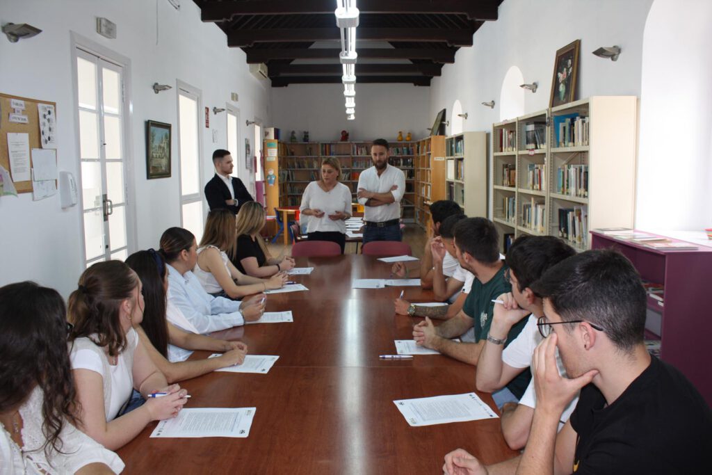 ADELQUIVIR inicia la elaboración de su Estrategia de Desarrollo Local para la Gestión de Nuevos Fondos Europeos LEADER 2023-2027 con la organización de la I Mesa Temática de Género y Juventud en El Coronil 5 mesa adelquivir el coronil 2024 1 1024x683 1 adelquivir