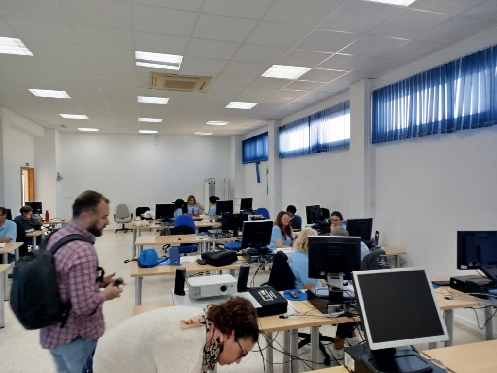 En la mañana del día 23 de Abril, en el Centro de Formación de El Cuervo de Sevilla, ADELQUIVIR realizó una presentación con sesión informativa y registro en la aplicación i+Rural para un grupo de personas en formación interesadas en este Proyecto de Cooperación 2 24 04 2025 001 adelquivir