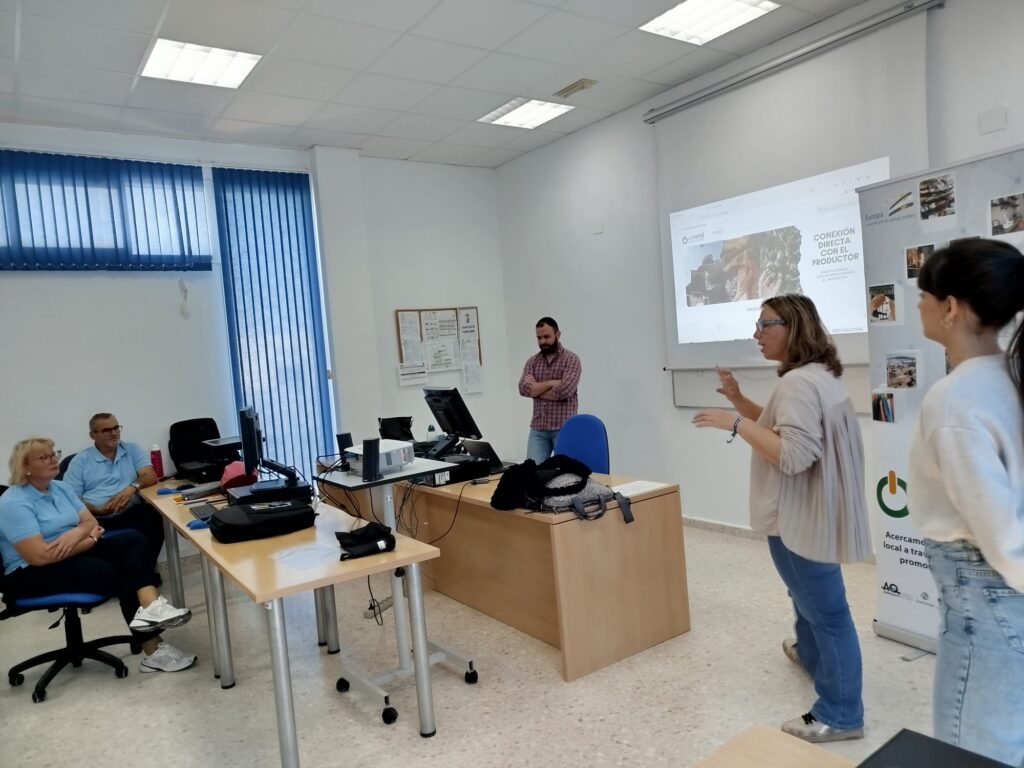 En la mañana del día 23 de Abril, en el Centro de Formación de El Cuervo de Sevilla, ADELQUIVIR realizó una presentación con sesión informativa y registro en la aplicación i+Rural para un grupo de personas en formación interesadas en este Proyecto de Cooperación 5 24 04 2025 004 adelquivir