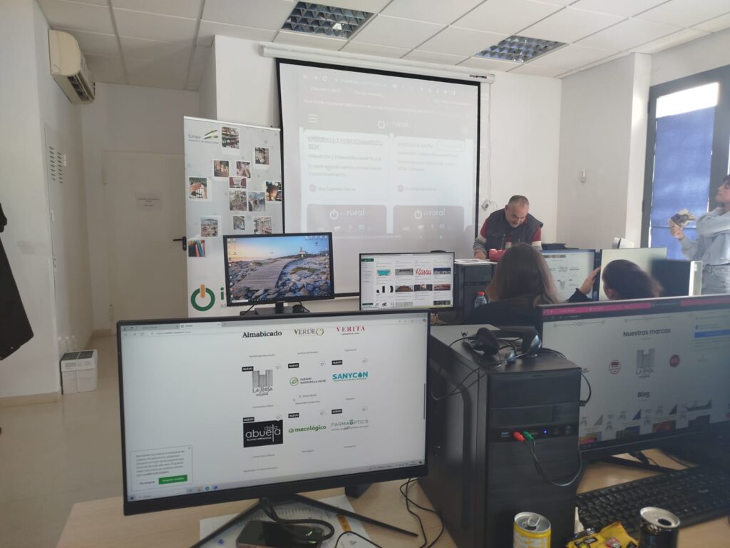 En la mañana del día 23 de Abril, en el Centro de Formación de El Cuervo de Sevilla, ADELQUIVIR realizó una nueva presentación con sesión informativa y registro en la aplicación i+Rural para un grupo de personas, en formación, interesadas en este Proyecto de Cooperación 4 WhatsApp Image 2025 04 04 at 09.47.18 1 adelquivir