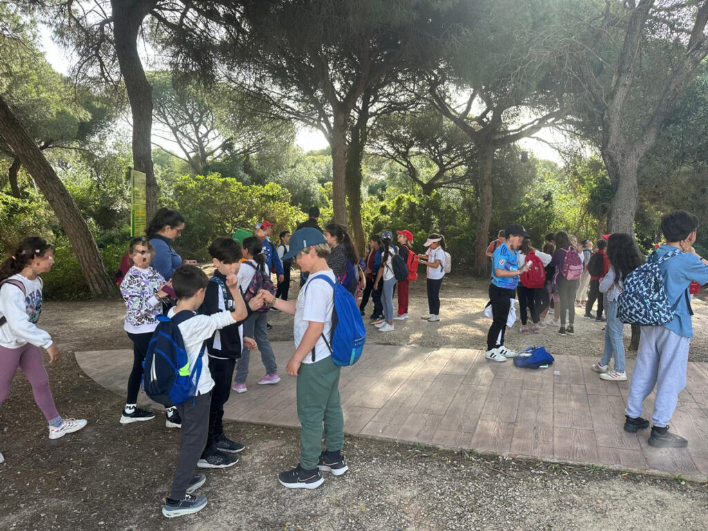 El pasado jueves día 10 de abril alumnos de 4º curso de primaria de Las Cabezas de San Juan, participantes en las actividades del proyecto SEMTAYR, realizaron una ruta para conocer un nuevo tramo de Vía Augusta en la provincia de Cádiz, el tramo elegido pertenece a la etapa 3, entre Puerto Real y El Puerto de Santa María, la ruta discurre en un agradable recorrido en el parque periurbano de Los Toruños 6 escolares las cabezas san juan adelquivir 001 adelquivir