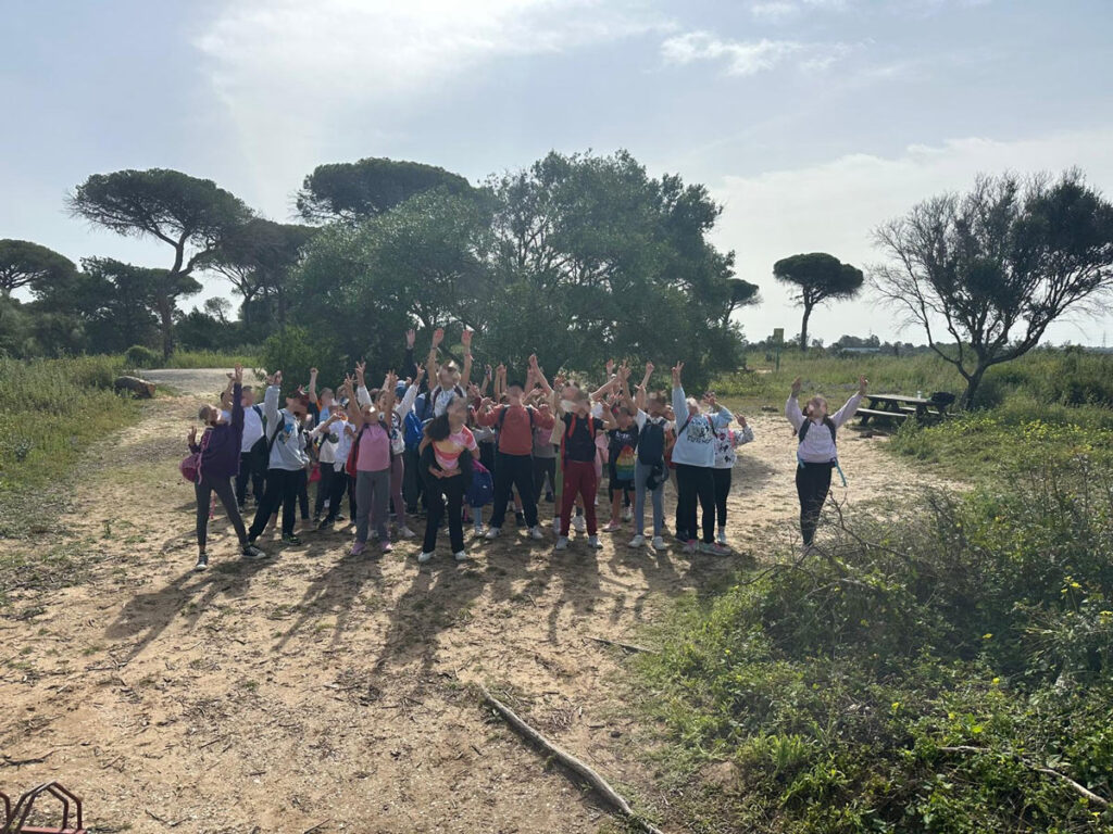 El pasado jueves día 10 de abril alumnos de 4º curso de primaria de Las Cabezas de San Juan, participantes en las actividades del proyecto SEMTAYR, realizaron una ruta para conocer un nuevo tramo de Vía Augusta en la provincia de Cádiz, el tramo elegido pertenece a la etapa 3, entre Puerto Real y El Puerto de Santa María, la ruta discurre en un agradable recorrido en el parque periurbano de Los Toruños 2 escolares las cabezas san juan adelquivir 002 adelquivir