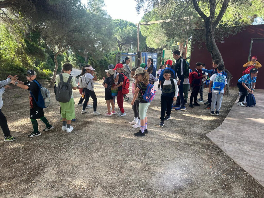 El pasado jueves día 10 de abril alumnos de 4º curso de primaria de Las Cabezas de San Juan, participantes en las actividades del proyecto SEMTAYR, realizaron una ruta para conocer un nuevo tramo de Vía Augusta en la provincia de Cádiz, el tramo elegido pertenece a la etapa 3, entre Puerto Real y El Puerto de Santa María, la ruta discurre en un agradable recorrido en el parque periurbano de Los Toruños 3 escolares las cabezas san juan adelquivir 003 adelquivir
