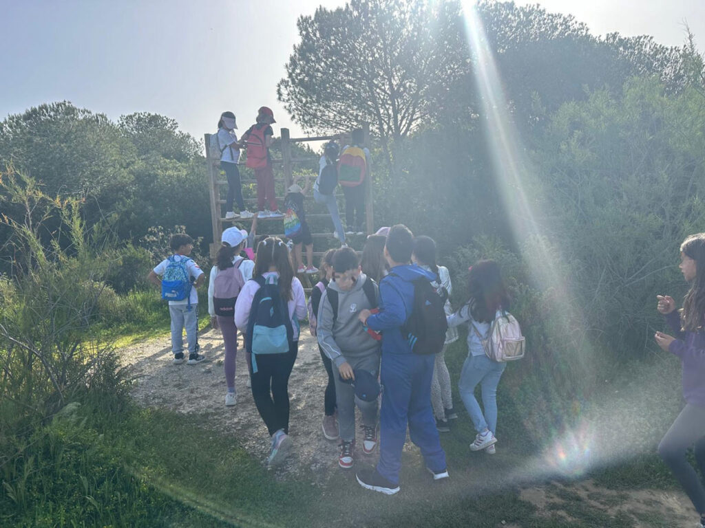 El pasado jueves día 10 de abril alumnos de 4º curso de primaria de Las Cabezas de San Juan, participantes en las actividades del proyecto SEMTAYR, realizaron una ruta para conocer un nuevo tramo de Vía Augusta en la provincia de Cádiz, el tramo elegido pertenece a la etapa 3, entre Puerto Real y El Puerto de Santa María, la ruta discurre en un agradable recorrido en el parque periurbano de Los Toruños 4 escolares las cabezas san juan adelquivir 004 adelquivir