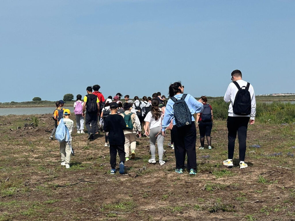 Los alumnos de 4º curso de primaria de El Cuervo de Sevilla participan en las actividades del proyecto SEMTAYR realizando una ruta para conocer un nuevo tramo de Vía Augusta en la provincia de Cádiz 2 ruta via augusta el cuervo sevilla 002 adelquivir