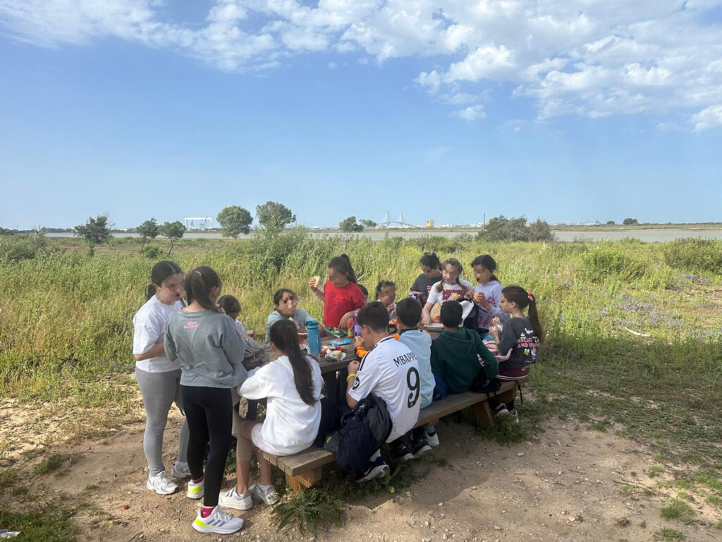 Los alumnos de 4º curso de primaria de El Cuervo de Sevilla participan en las actividades del proyecto SEMTAYR realizando una ruta para conocer un nuevo tramo de Vía Augusta en la provincia de Cádiz 3 ruta via augusta el cuervo sevilla 003 adelquivir