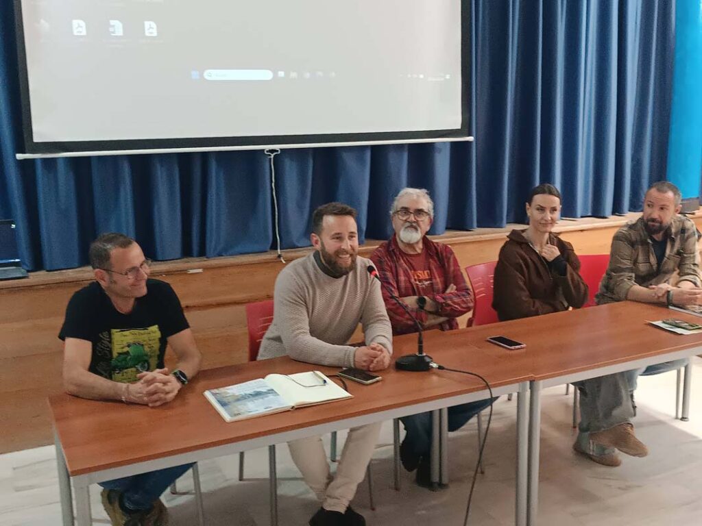 ADELQUIVIR en la inauguración de la Exposición colectiva, propuesta de Gastroarte Sin Fronteras, en El Coronil 5 2 M adelquivir